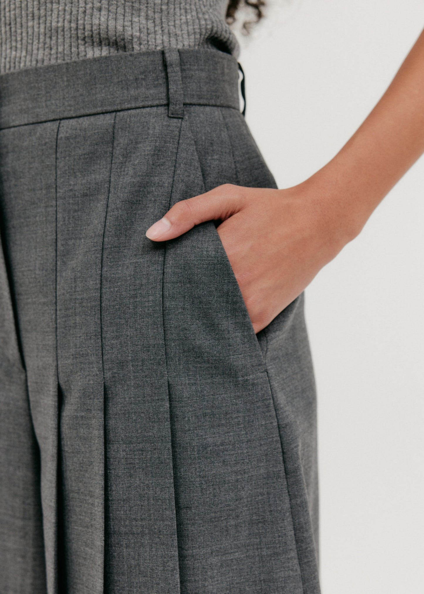 Mid-length Pleats Pants